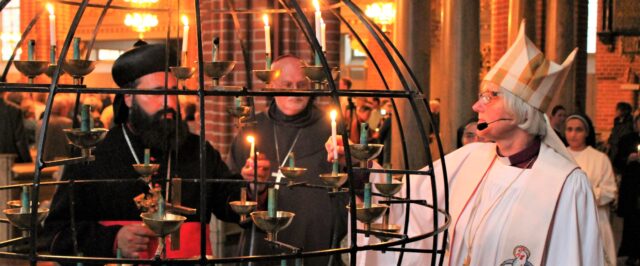 Svensk kristenhet i ljusmanifestation på Sergels torg för konvertiter